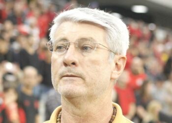Odair faz apelo e pede que torcida dê crédito aos jogadores Odair faz apelo e pede que torcida dê crédito aos jogadores