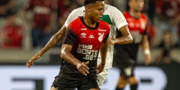 Athletico perde atacante Isaac por lesão na Série B