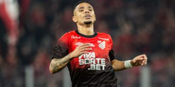 Artilheiro do Athletico no ano completa dois meses de jejum