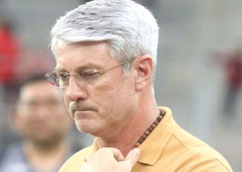 Athletico está no mercado e vai contratar, garante técnico Odair Hellmann Athletico está no mercado e vai contratar, garante técnico Odair Hellmann