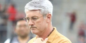 Athletico está no mercado e vai contratar, garante técnico Odair Hellmann