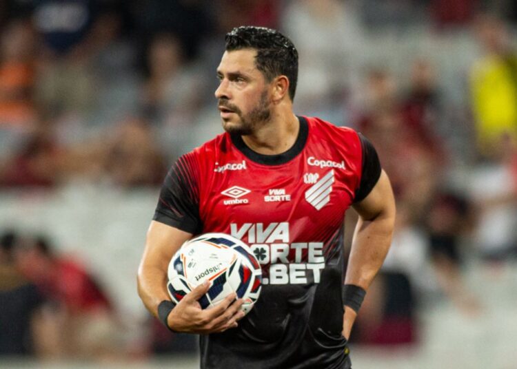 Giuliano revela como elenco reagiu às cobranças de Petraglia Giuliano revela como elenco reagiu às cobranças de Petraglia