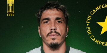 Coritiba apresenta novos uniformes para 2025 com homenagem a título brasileiro