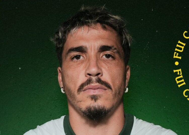 Coritiba apresenta novos uniformes para 2025 com homenagem a título brasileiro