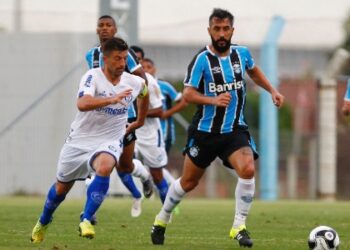 Com ou sem Douglas? Meia vai de indispensável a possível reserva em um mês – 11/02/2016