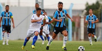 Com ou sem Douglas? Meia vai de indispensável a possível reserva em um mês – 11/02/2016