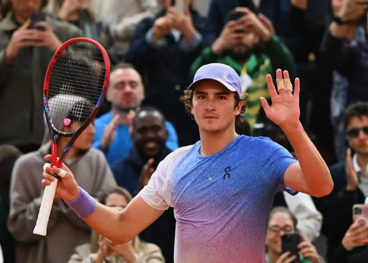 Roland Garros: Fonseca estreia com vitória implacável sobre ex-top 10 Roland Garros: Fonseca estreia com vitória implacável sobre ex-top 10