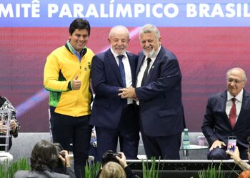 Lula pede que projeto da Universidade do Futebol englobe mais esportes Lula pede que projeto da Universidade do Futebol englobe mais esportes