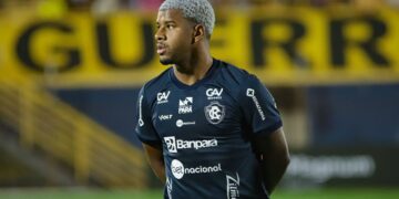 Ex-Athletico, Jaderson sofre choque de cabeça e está na UTI