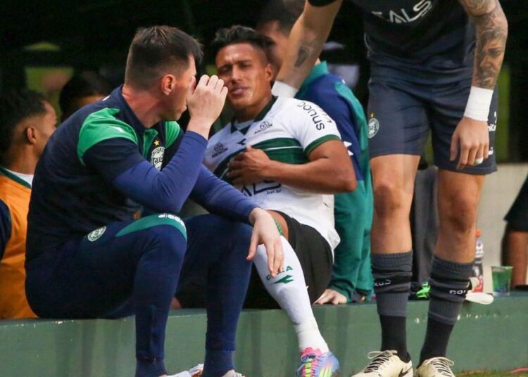 Jogador do Coritiba cai em túnel inflável durante partida; veja o vídeo