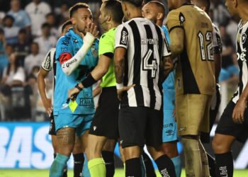 Neymar é expulso e Santos perde do Botafogo na Vila pelo Brasileirão Neymar é expulso e Santos perde do Botafogo na Vila pelo Brasileirão