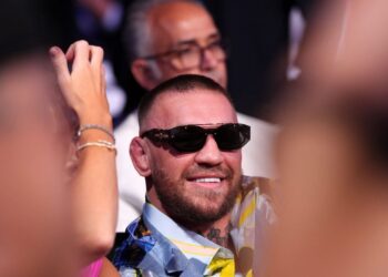 Conor McGregor surtando em boate e agredindo outro homem
