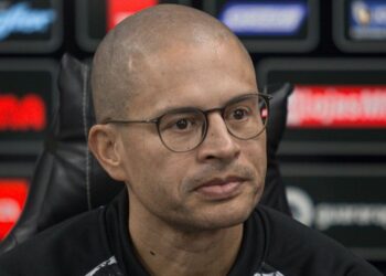 Alex quer superar a desconfiança da carreira de treinador