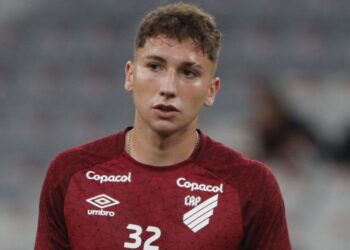 Athletico rescinde com atacante chileno e inicia reformulação