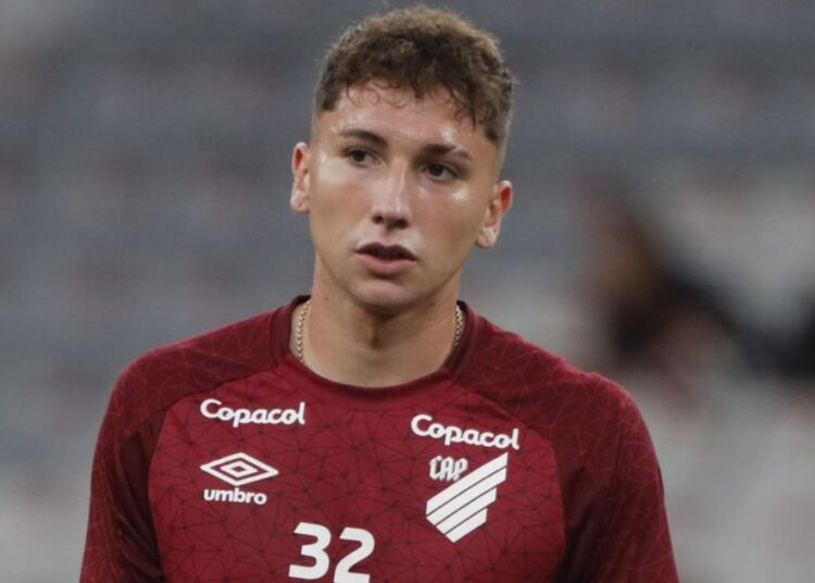 Athletico rescinde com atacante chileno e inicia reformulação