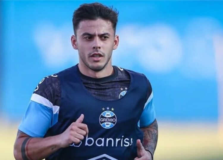 Athletico negocia com Felipe Carballo, volante do Grêmio Athletico negocia com Felipe Carballo, volante do Grêmio