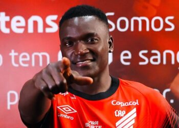 Athletico anuncia atacante Kevin Viveros com número 9 e apelido