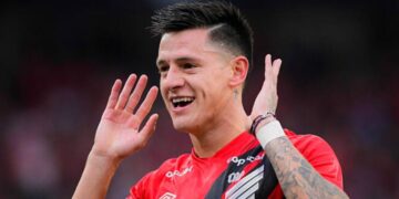 Athletico recebe proposta por lateral-direito Leo Godoy