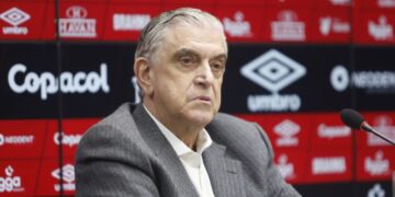 Petraglia volta a ser alvo da torcida do Athletico após quinta derrota na Série B