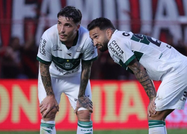 Athletico sofreu e venceu; Coritiba sofreu e empatou jogando mal