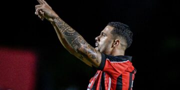 Athletico mira lateral do Fluminense e meia do Vitória para a Série B