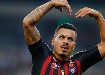 Thiago Carleto, ex-jogador de Athletico e Coritiba, é preso por dívida de prisão alimentícia Thiago Carleto, ex-jogador de Athletico e Coritiba, é preso por dívida de prisão alimentícia