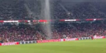 Chuvas fortes causam cachoeira na Arena do Athletico
