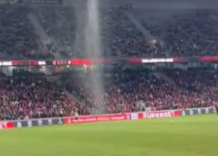 Chuvas fortes causam cachoeira na Arena do Athletico
