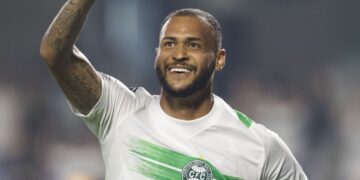 Atacante Júnior Brumado se despede do clube