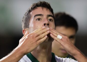 De Pena marca pela primeira vez na Série B e decide contra o Avaí De Pena marca pela primeira vez na Série B e decide contra o Avaí