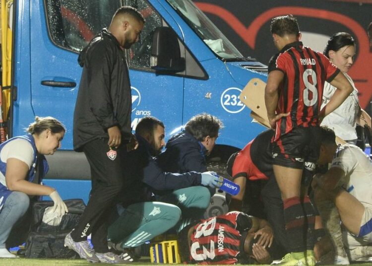 Lateral do Coritiba emprestado ao Vitória sofre fratura no Brasileirão