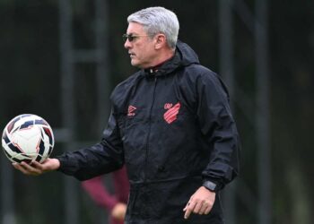 Odair Hellmann destaca vitória da estratégia explica mudança tática