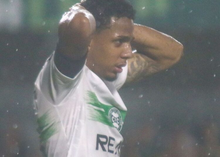 Coritiba empresta jogadores fora dos planos no último dia da janela Coritiba empresta jogadores fora dos planos no último dia da janela