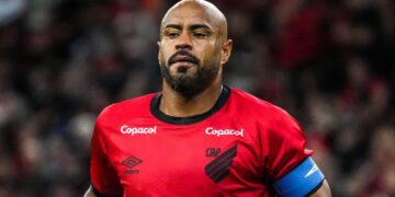 Thiago Heleno deixa o Athletico após títulos, rebaixamento e geladeira em nove anos