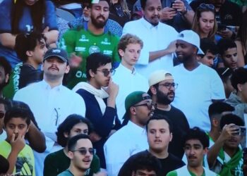 Camisa do Coritiba ganha destaque em torcida da Arábia Saudita: “Vamos, Coxa!”