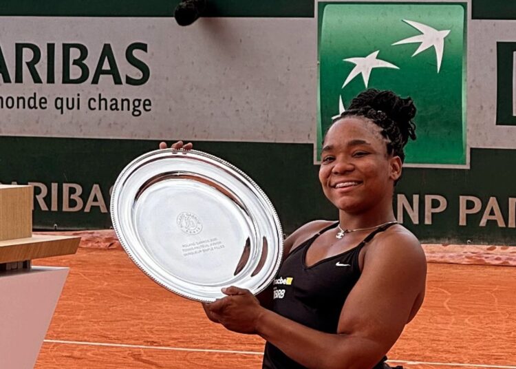 Vitória Miranda é campeã juvenil de simples e duplas em Roland Garros