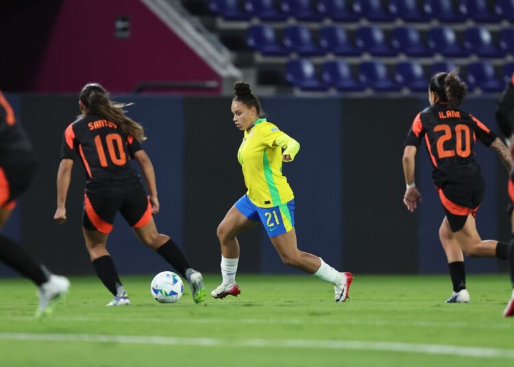 Com 10, Brasil segura a Colômbia e avança em 1º na Copa América Com 10, Brasil segura a Colômbia e avança em 1º na Copa América