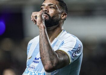 Atacante envolvido em treta no Coritiba aplica lei do ex no Couto Pereira Atacante envolvido em treta no Coritiba aplica lei do ex no Couto Pereira