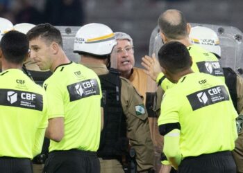 Inconformado com pênalti, Athletico quer árbitros fora do futebol profissional Inconformado com pênalti, Athletico quer árbitros fora do futebol profissional