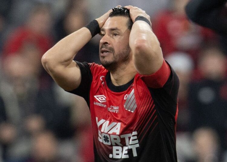 Athletico e América fecham turno com duelo de decepções da Série B