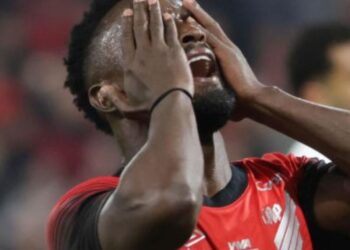 Athletico é alvo de cobrança dentro de avião e protesto em aeroporto Athletico é alvo de cobrança dentro de avião e protesto em aeroporto