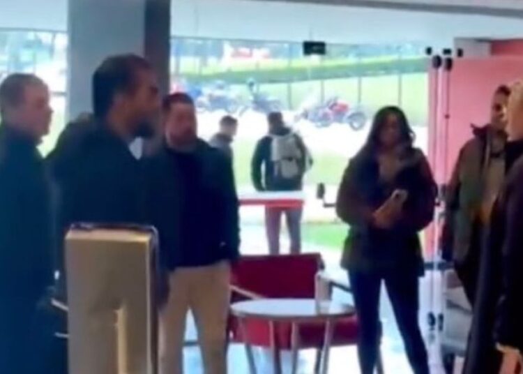 Técnico Odair Hellmann tem encontro inusitado com Cocito e Fabrício no CT do Caju Técnico Odair Hellmann tem encontro inusitado com Cocito e Fabrício no CT do Caju