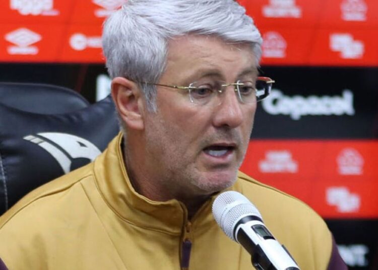 Odair detona atuação do Athletico no segundo tempo: “Não tem explicação”