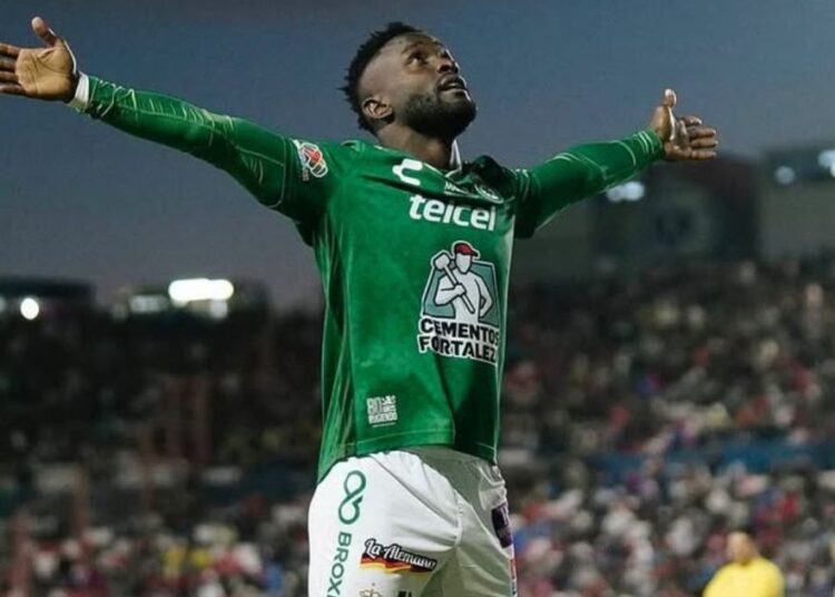 Reforço desembarca em Curitiba e detalha conversa com Odair