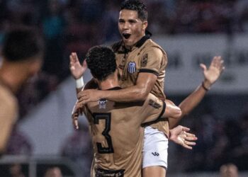 Cria do Corinthians, atacante ex-Paraná perde gol incrível e viraliza