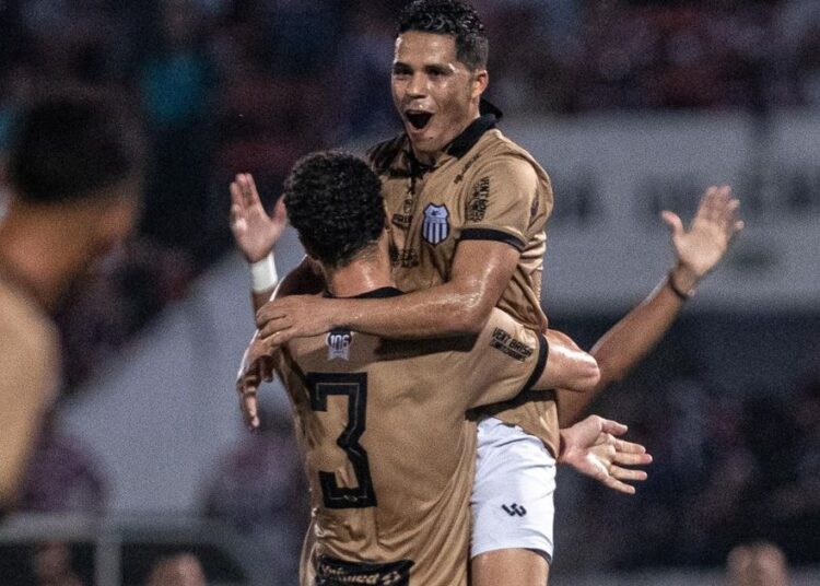 Cria do Corinthians, atacante ex-Paraná perde gol incrível e viraliza