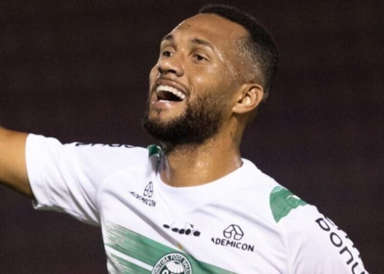 Atacante do Coritiba desencanta e sonha com artilharia da Série B