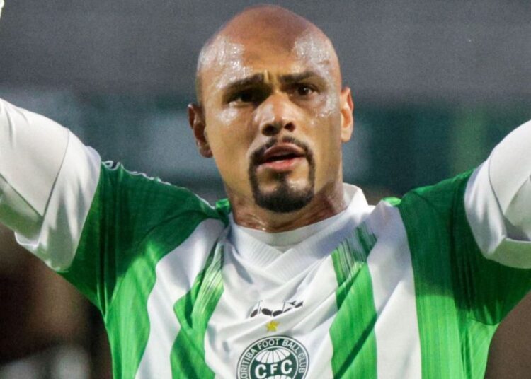 Coritiba recebe proposta de rival da Série B por atacante Nicolas Careca