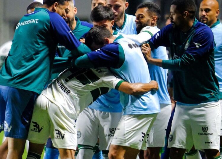 Diretor do Coritiba agarra goleiro pelo pescoço em confusão Diretor do Coritiba agarra goleiro pelo pescoço em confusão