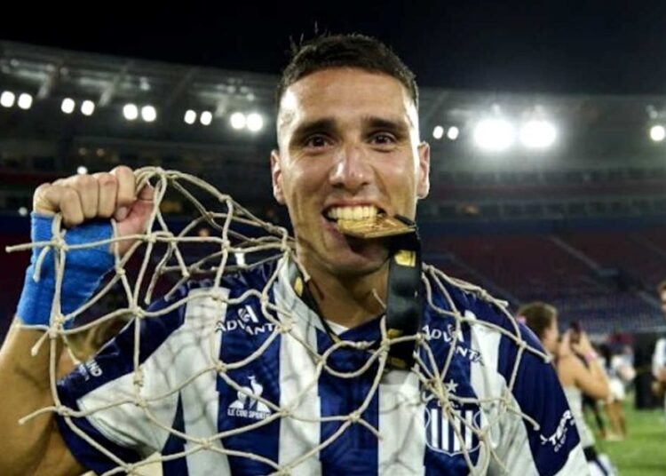 Novo lateral do Athletico chega a Curitiba e já está no CT do Caju 